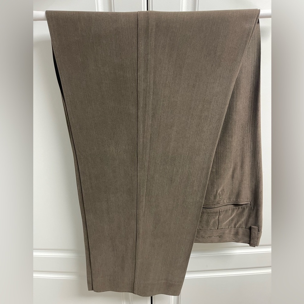 Tommy Bahama men’s silk/rayon blend pleated pants. Great condition.